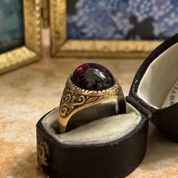 Vintage 9K Gold Garnet Cabochon Ring In Floral Setting Size 6.75 - Picture 4 of 16